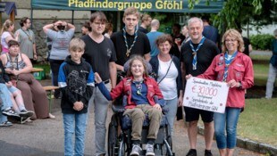Voller Dank nahmen Magdalena und ihre Familie 30.000 Euro von der Pfadfindergruppe Gföhl und ...