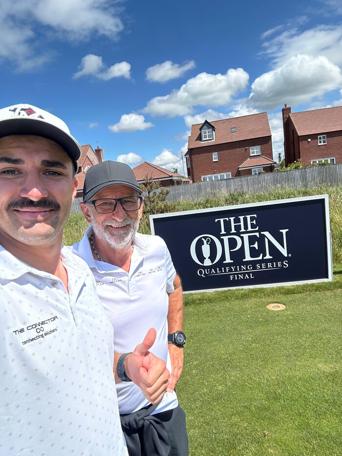 Papa Othmar unterstütz seinen Sohn auch bei der finalen Quali-Runde als Caddie.