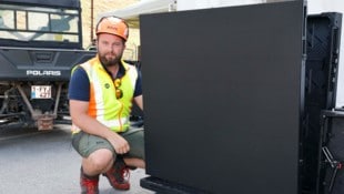 Matthias Hochwimmer mit einem der LED-Module der Hauptbühne 