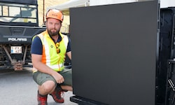 Matthias Hochwimmer mit einem der LED-Module der Hauptbühne 