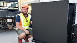 Matthias Hochwimmer mit einem der LED-Module der Hauptbühne 