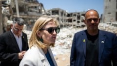 Außenministerin Beate Meinl-Resinger bei einer Einschlagstelle iranischer Raketen in Israel
