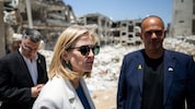 Außenministerin Beate Meinl-Resinger bei einer Einschlagstelle iranischer Raketen in Israel