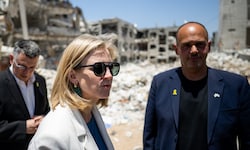 Außenministerin Beate Meinl-Resinger bei einer Einschlagstelle iranischer Raketen in Israel