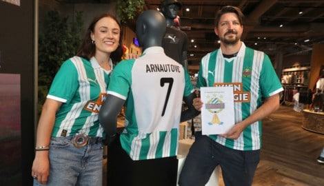Ann-Sophie und Geschäftsleiter-Stv. Klinger mit dem fiktiven Marko-Trikot.