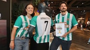 Ann-Sophie und Geschäftsleiter-Stv. Klinger mit dem fiktiven Marko-Trikot.