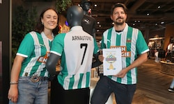 Ann-Sophie und Geschäftsleiter-Stv. Klinger mit dem fiktiven Marko-Trikot.