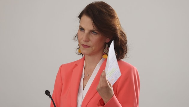 Karoline Edtstadler beantwortete beim Hearing alle Fragen der Parteien. Hitzig war es nur ...