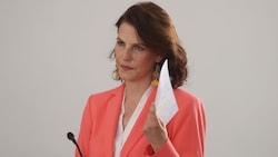 Karoline Edtstadler beantwortete beim Hearing alle Fragen der Parteien. Hitzig war es nur ...