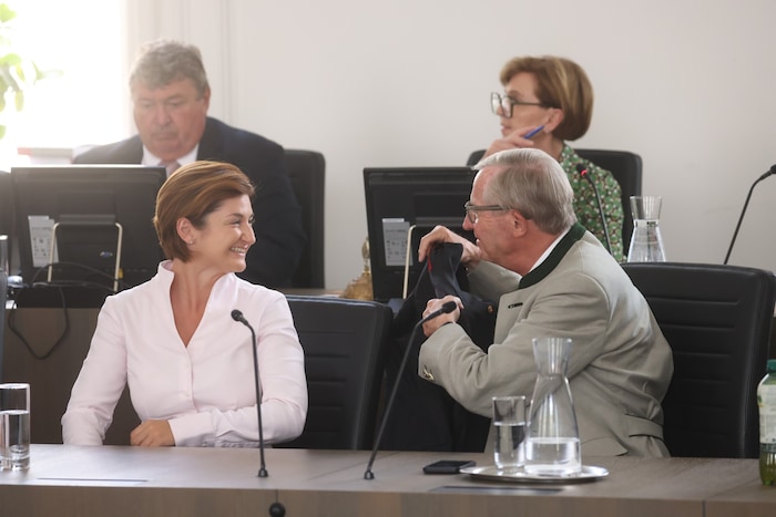Die Landesregierung stärkte Edtstadler mit voller Anwesenheit den Rücken. Haslauer und Svazek ...