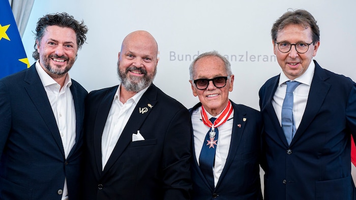 Kochkollegen Thomas Dorfer, Mike Köberl und Heinz Reitbauer (v.li.) gratulierten Puck.