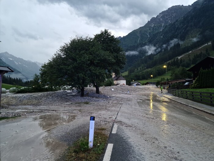 Die Talstraße wurde in Gschnitz im Bereich der Kirche verlegt.