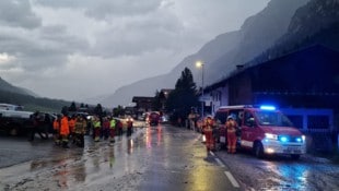 Feuerwehren und Rettungskräfte standen im Gschnitztal im Einsatz.