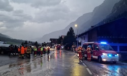 Feuerwehren und Rettungskräfte standen im Gschnitztal im Einsatz.