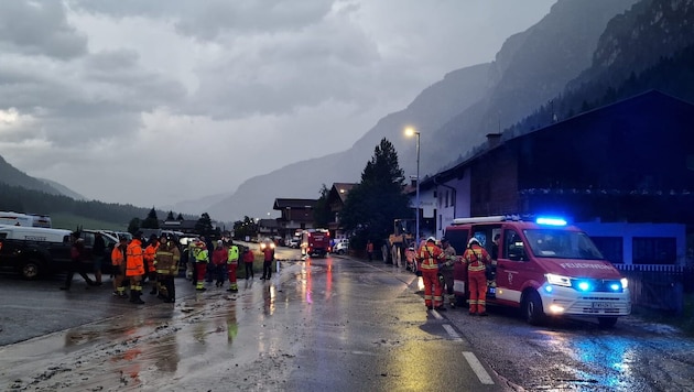 Feuerwehren und Rettungskräfte standen im Gschnitztal im Einsatz.