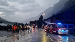 Feuerwehren und Rettungskräfte standen im Gschnitztal im Einsatz.