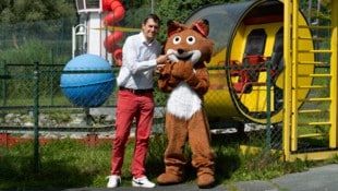 Christian Pongratz vom Erlebnispark und ich vor dem lustigen Astronauten-Tester.