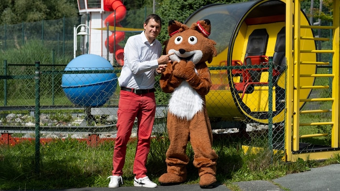 Christian Pongratz vom Erlebnispark und ich vor dem lustigen Astronauten-Tester.