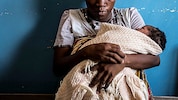 Eine HIV-positive Mutter mit ihrem Baby in Malawi
