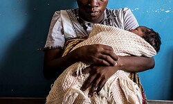 Eine HIV-positive Mutter mit ihrem Baby in Malawi