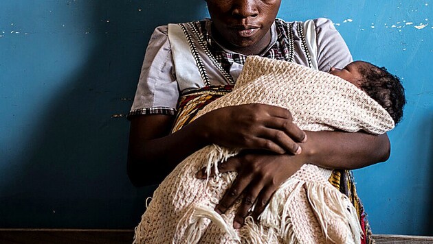 Eine HIV-positive Mutter mit ihrem Baby in Malawi