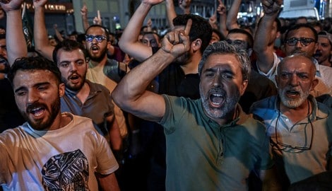 Wütende Türken belagern eine Bar, die bei Mitarbeitern des Satiremagazins beliebt ist.
