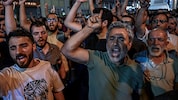 Wütende Türken belagern eine Bar, die bei Mitarbeitern des Satiremagazins beliebt ist.