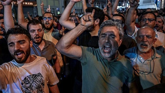 Wütende Türken belagern eine Bar, die bei Mitarbeitern des Satiremagazins beliebt ist.