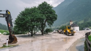 In Gschnitz begannen noch am Montagabend die Aufräumarbeiten.
