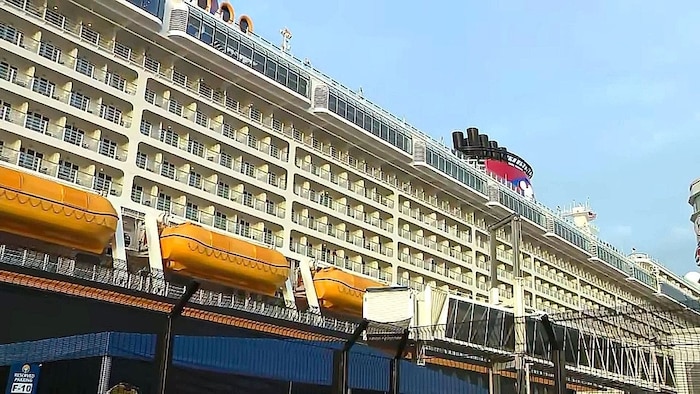 Das Mädchen soll vom vierten Deck aus ins Wasser gestürzt sein.