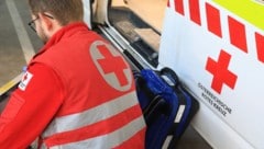 Die Rettung brachte den Mann ins Krankenhaus (Symbolbild).