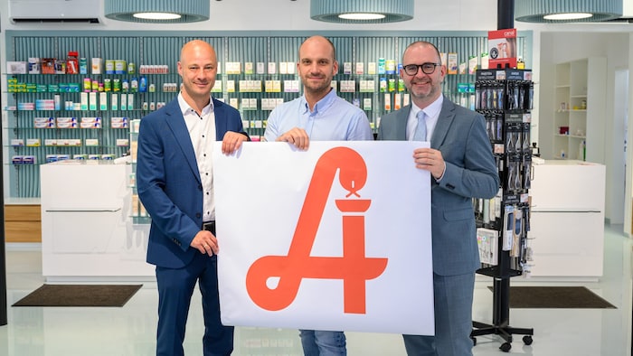 Apotheker Michael Pröll mit VP-Stadtvize Martin Hajart (li.) und SP-Bürgermeister Dietmar ...