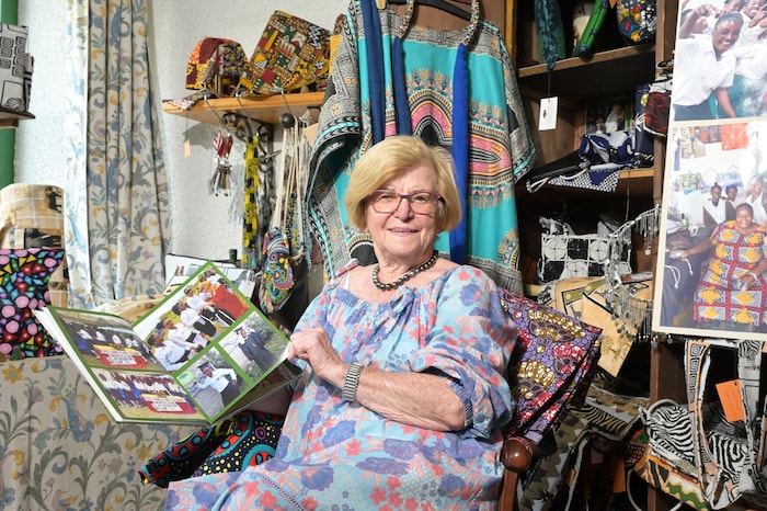Reinhild Wendl bildet Mädchen in Afrika zu Schneiderinnen aus, damit sie nicht heiraten müssen.