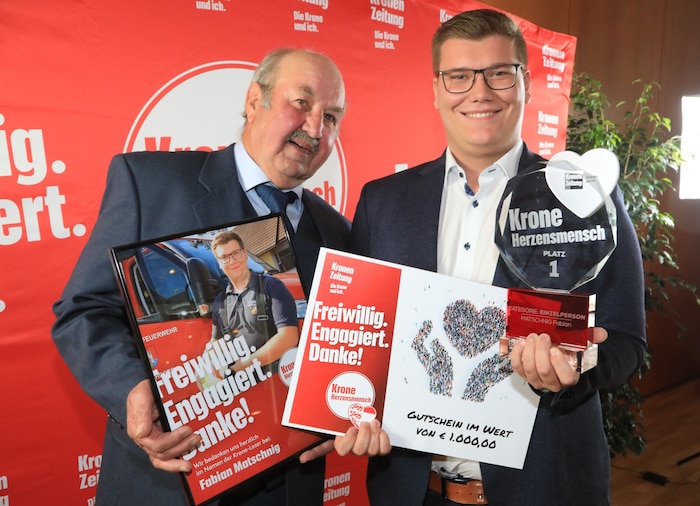 Der 19-jährige Fabian (re.) half freiwillig im Unwettergebiet.