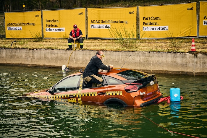 Die Rettung gelingt zumeist nur als dem Seitenfenster.