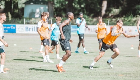 Vor dem Testspiel am Mittwoch schwitzen die Altacher Kicker beim Trainingslager im Frankenland ...