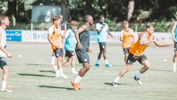Vor dem Testspiel am Mittwoch schwitzen die Altacher Kicker beim Trainingslager im Frankenland ...