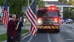 Ein 20-jähriger Scharfschütze erschoss am Sonntag zwei Feuerwehrleute, ein dritter kämpft im ...