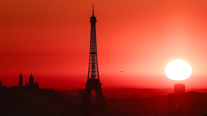 Die Sonne geht am Eiffelturm in Paris auf, während in der Stadt wegen der extrem hohen ...