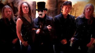 Da schaut er wieder grimmig: King Diamond aka Kim Bendix Petersen (Mitte) in Auftrittsmontur ...