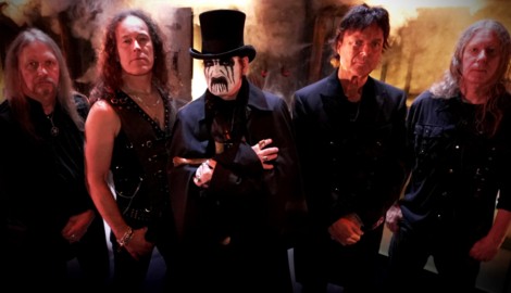 Da schaut er wieder grimmig: King Diamond aka Kim Bendix Petersen (Mitte) in Auftrittsmontur ...