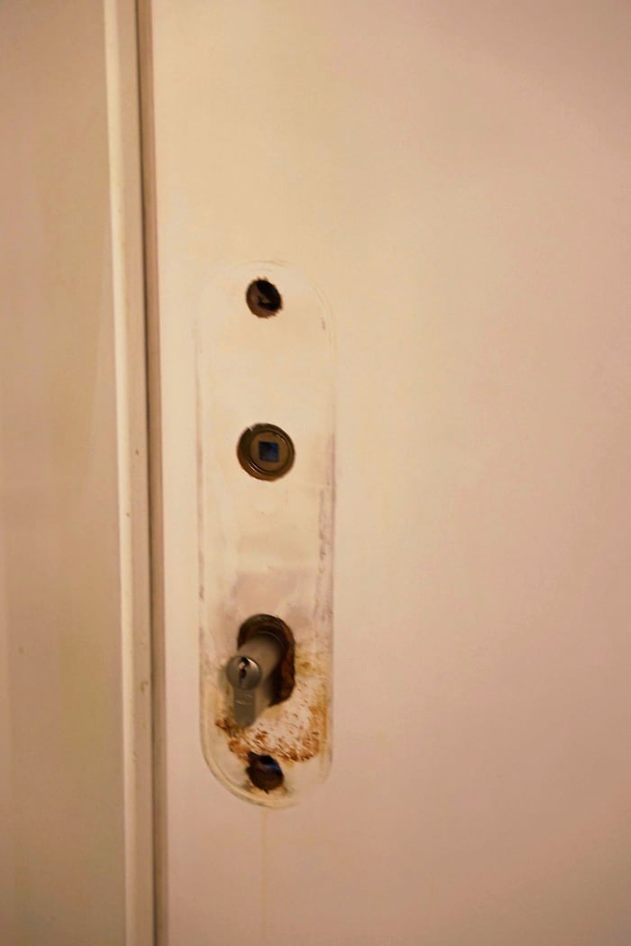 Kommen die Bewohner aus dem Urlaub zurück, klafft statt des Türschlosses nur noch ein Loch.