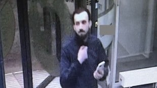 Die Polizei bittet um Mithilfe – nach dem 26-Jährigen wird dringend gesucht.
