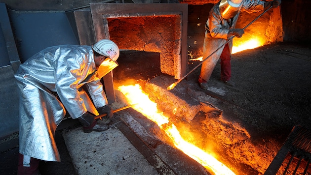 Das Stahlwerk in Deutschland soll geschlossen werden (Symbolbild).