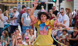 Akrobatik wie im Zirkus: Beim Pflasterspektakel treten Profis auf.