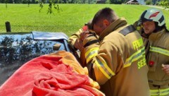 Mit Kunststoffkeilen konnten die Einsatzkräfte in Seekirchen die Autotür öffnen.