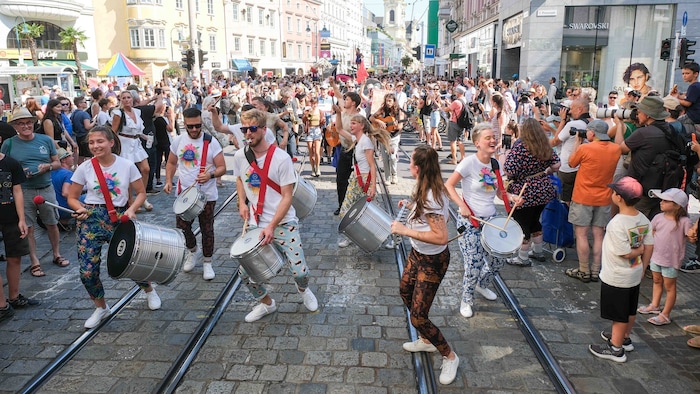 Eröffnungsparade Richtung Hauptplatz