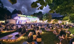 Wohnzimmer und Musikbühne in einem: die Poolbar. 