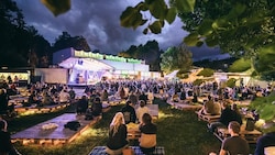 Wohnzimmer und Musikbühne in einem: die Poolbar. 