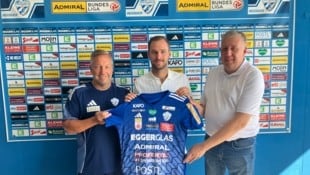 Spendlhofer mit Trainer Manfred Schmid und Hartberg-Obmann Erich Korherr.